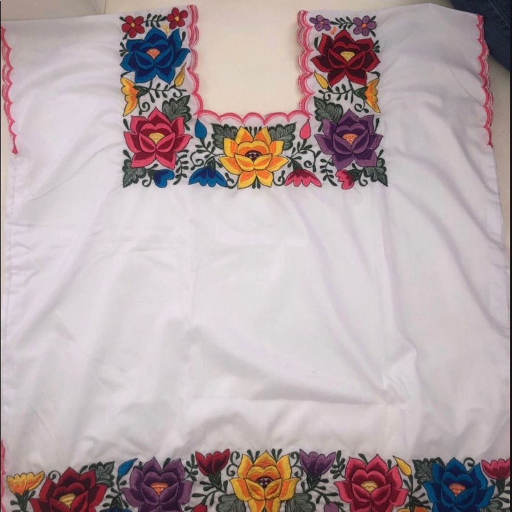 Traditional Mexican Embroidered blouse/ Blusa tradicional Mexicana bordada